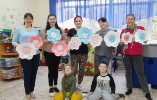 Мастер - класс с родителями по изготовлению объёмных цветов из бумаги Мастер - класс с родителями по изготовлению объёмных цветов из бумаги.